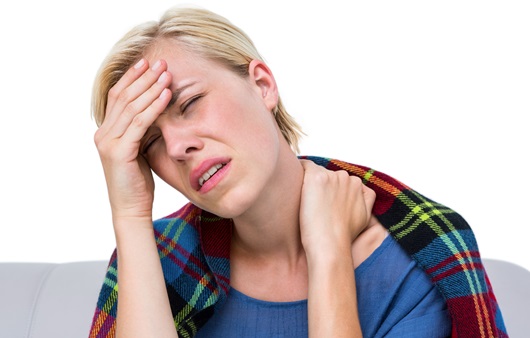 두통 감기로 힘들어하는 여성