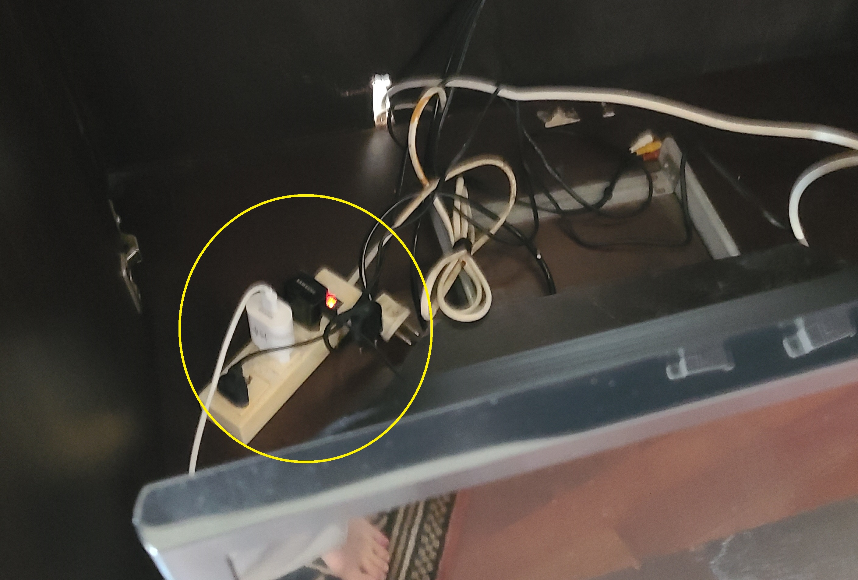 사용가능한 220V 콘센트가 TV 뒤 멀티탭에 3구 밖에 없어서 충전기를 여기에 연결해 둔 모습
