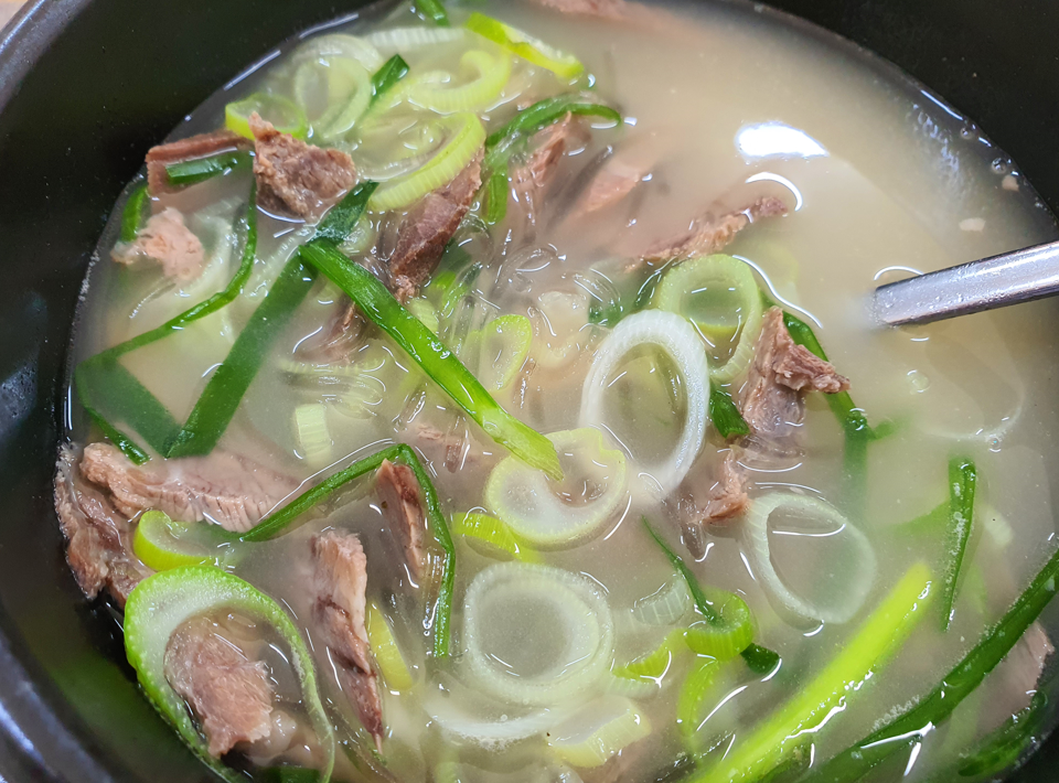  평창한우마을에서 한우곰탕 먹었는데 국물이 끝내주네요!