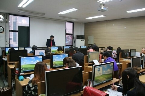 컴퓨터 수업 하는 사진