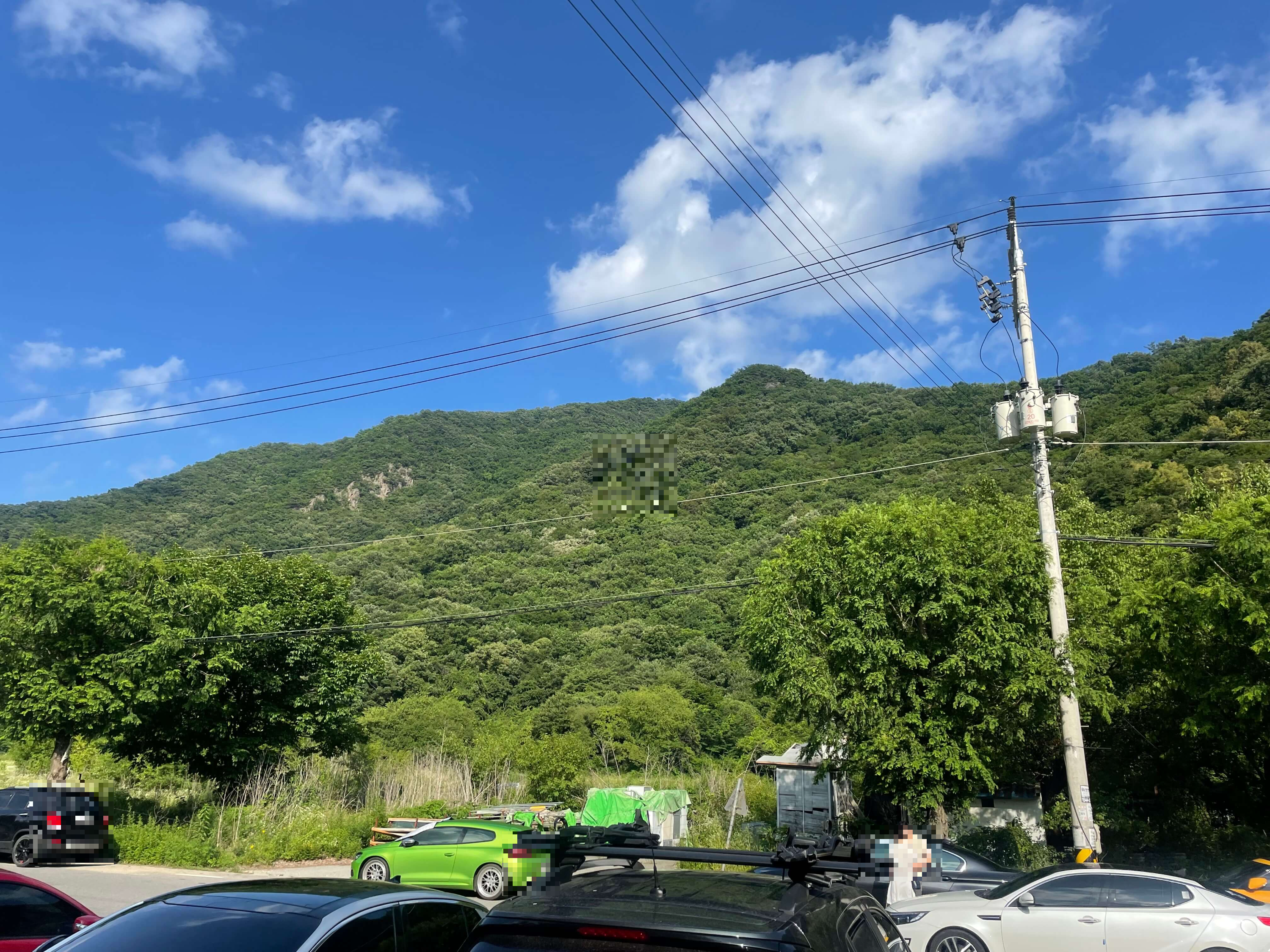 맑은 하늘의 모습 주차장의 모습 동막계곡주차장에 차가 많이 있는 모습 파란하늘이 보인다