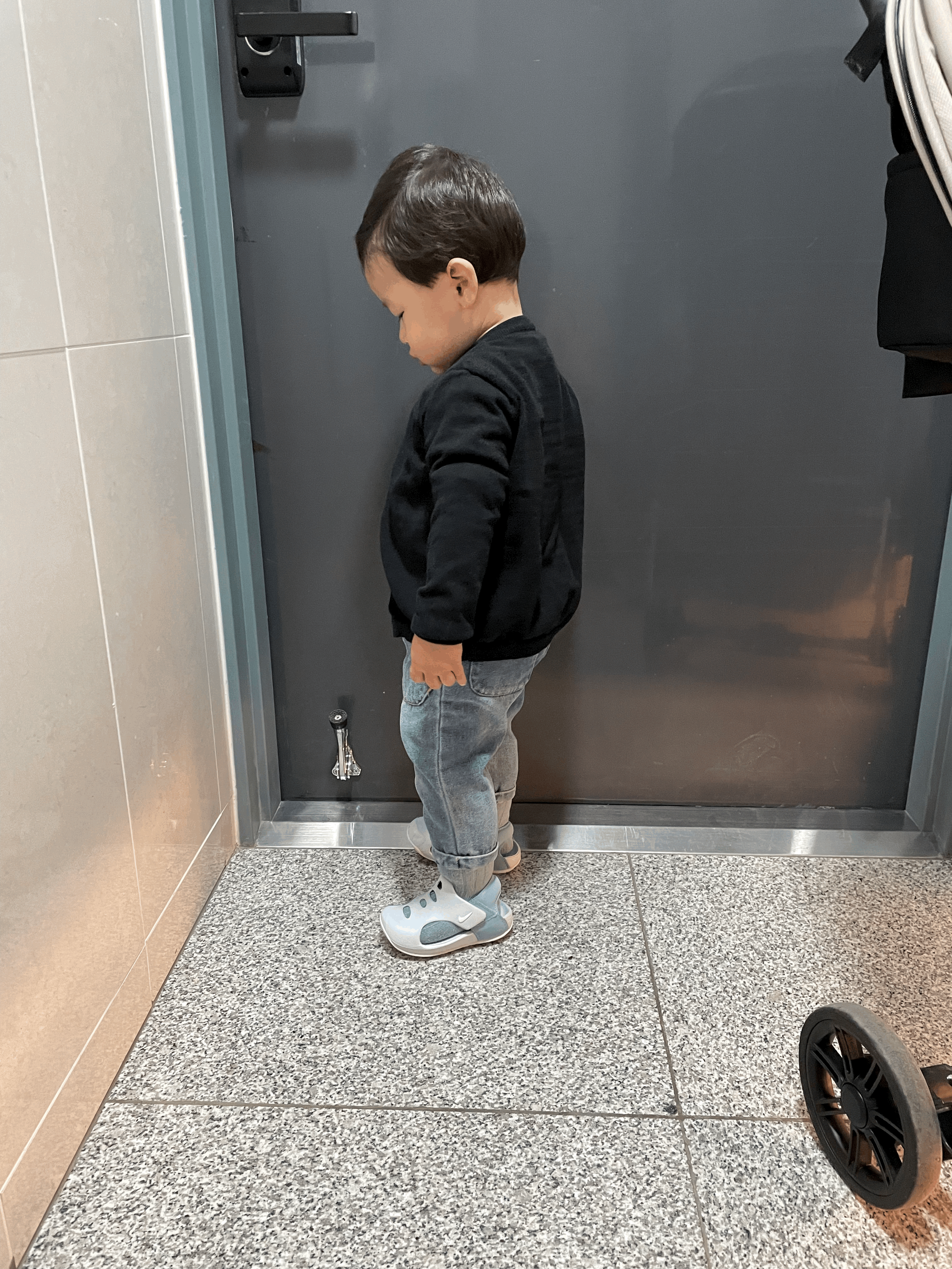  2022.05.04 | 27개월 아기 어린이집 등원 룩 꽃 가디건 멜빵 청바지 나이키 샌들