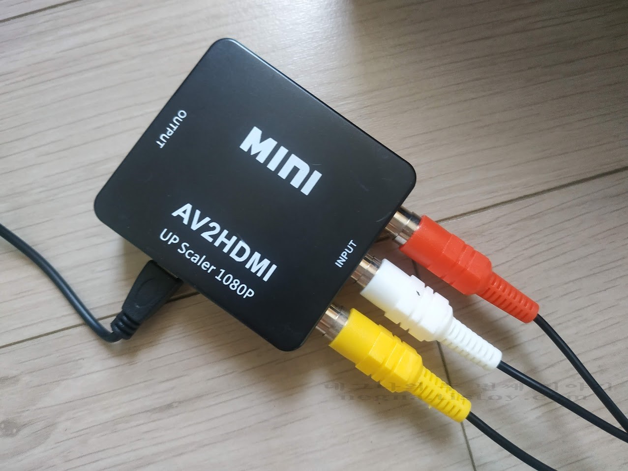 AV2HDMI에 AV멀티 단자 체결한 모습.