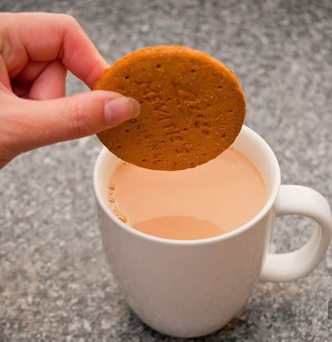 차에 가장 어울리는 비스킷은? Scientists reveal the BEST biscuit for dunking in tea