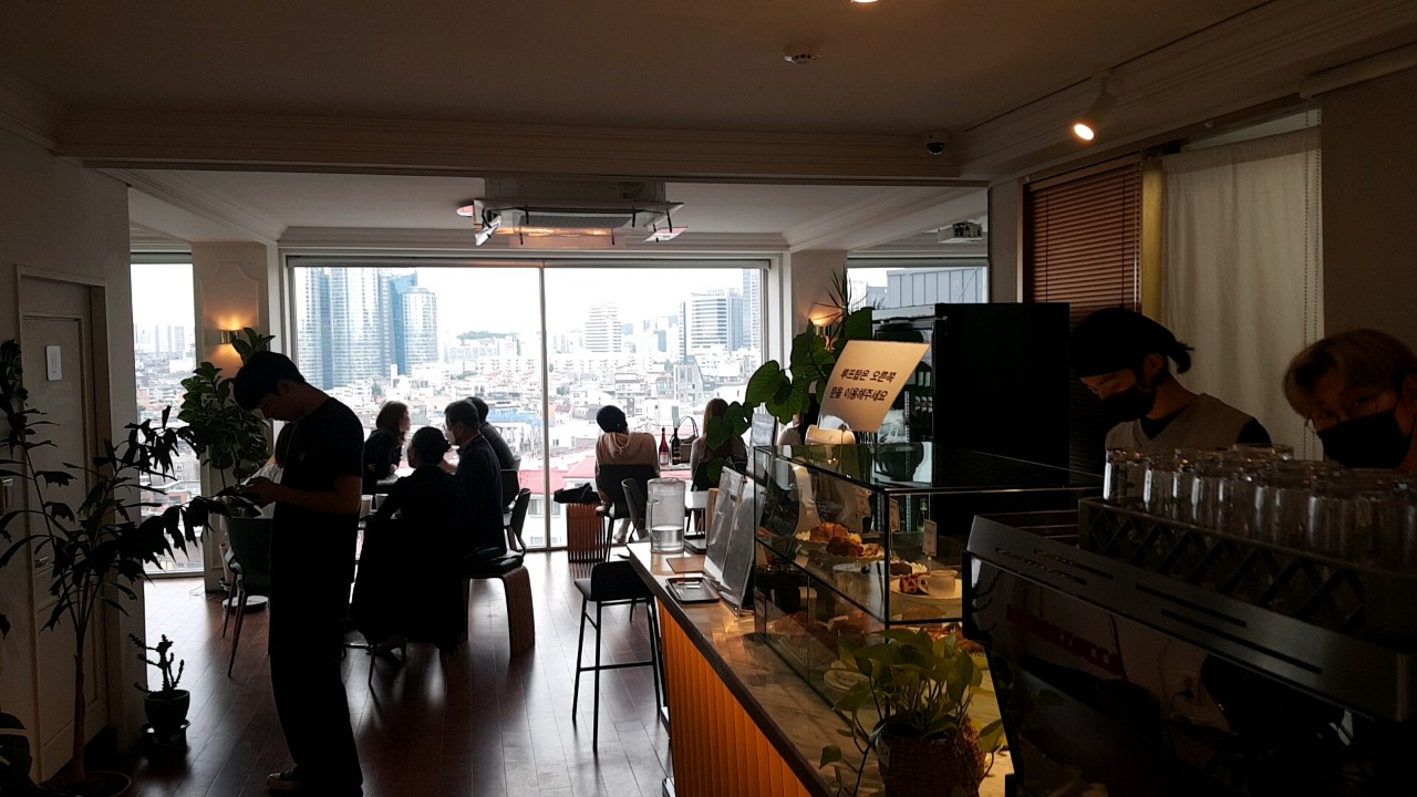 서울 남산타워 분위기 좋은 카페 POUNDZ - 실내 테이블