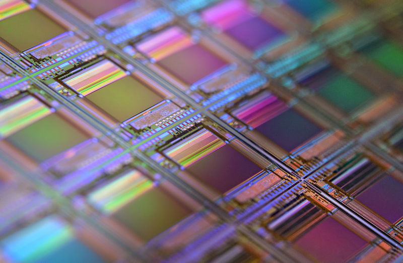 무지갯빛을 띤 컴퓨터 칩 사진