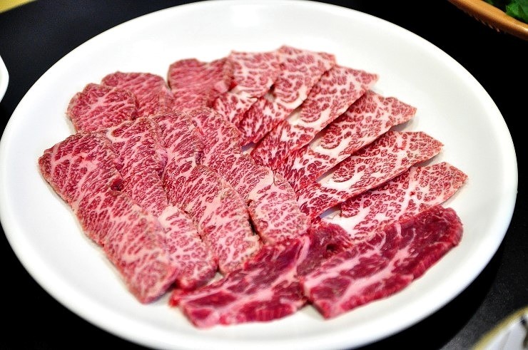  한우 vs. 미국산 쇠고기: 품질과 맛의 비교