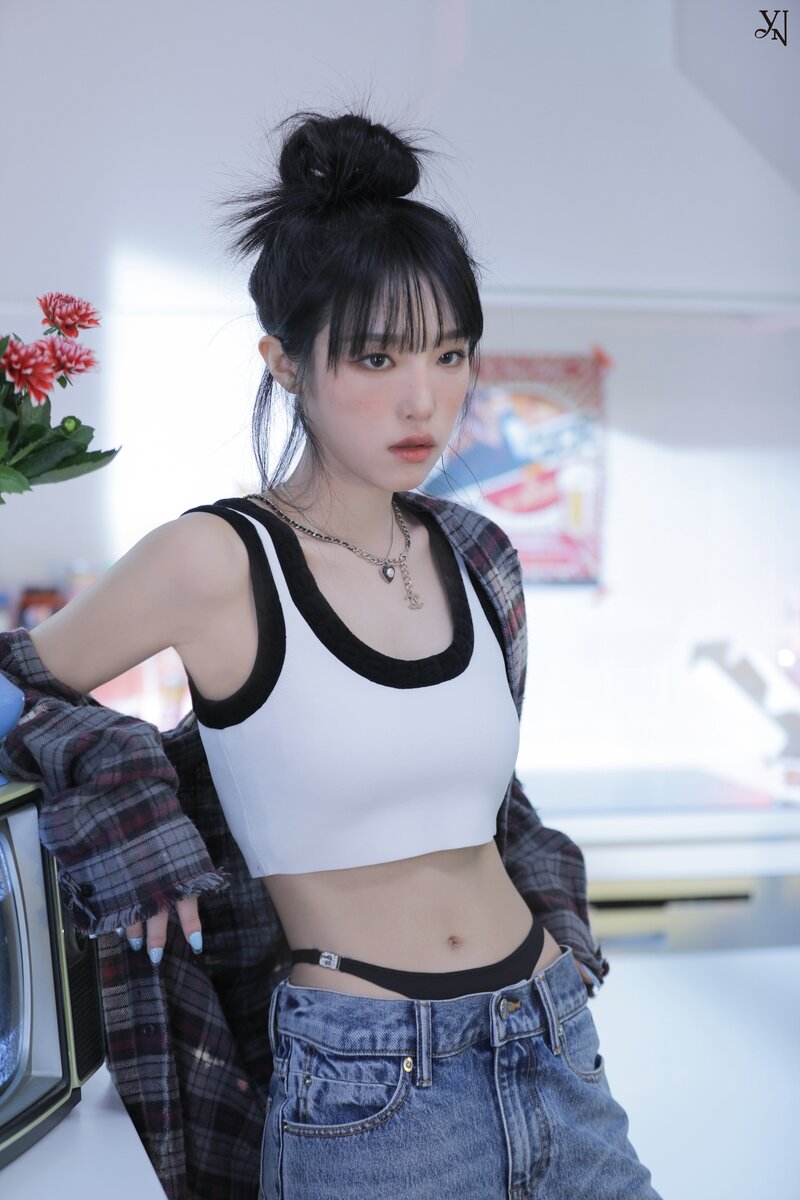  최예나  ‘Love War’ Jacket Behind Photos