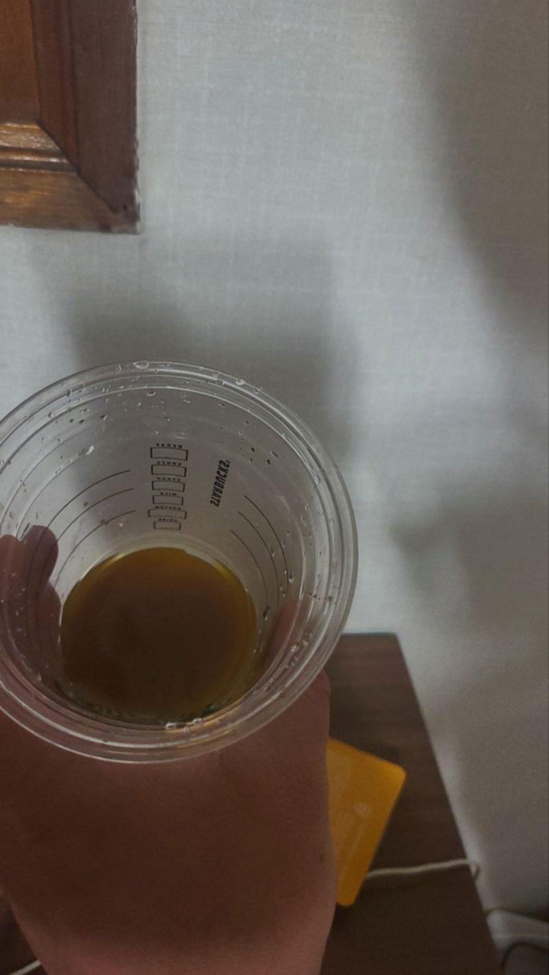 발효키위 원액을 컵에 부은 사진