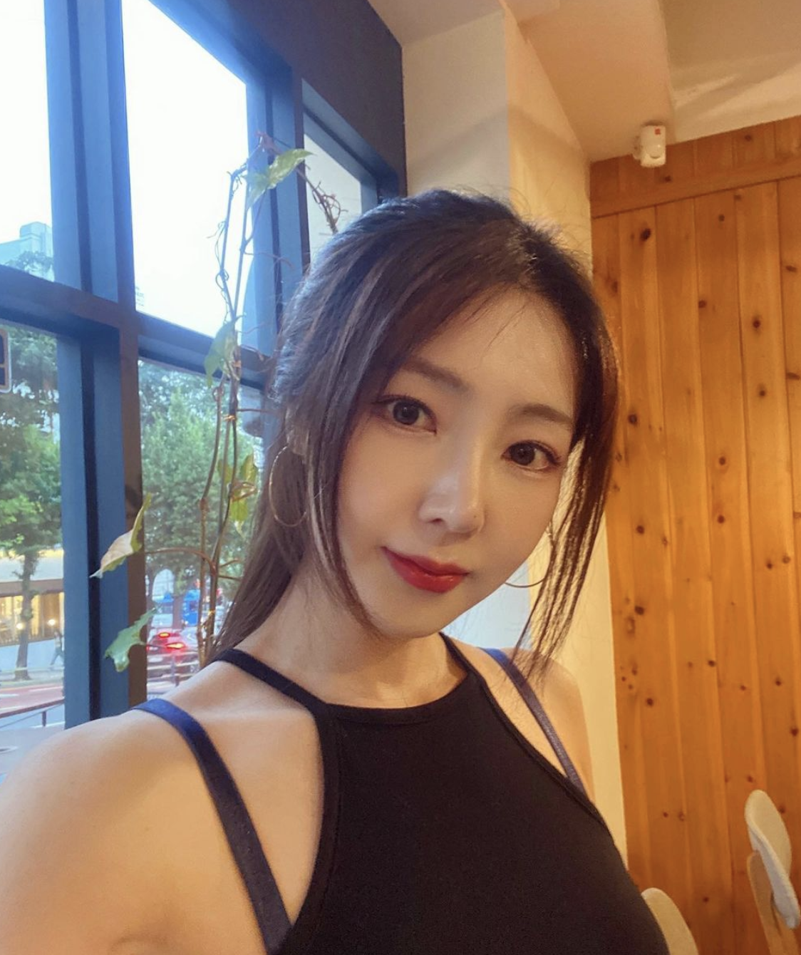  가수 아이유와 혜미(옐)의 특별한 친분과 성공 이야기: 의리와 동료애의 빛나는 예시