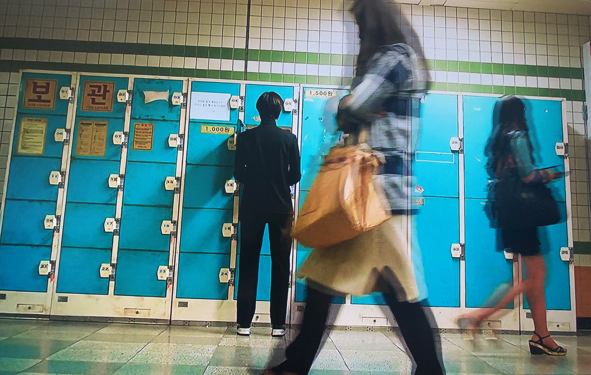 지하철의 사물함 앞에 정장을 입고 선 김고은