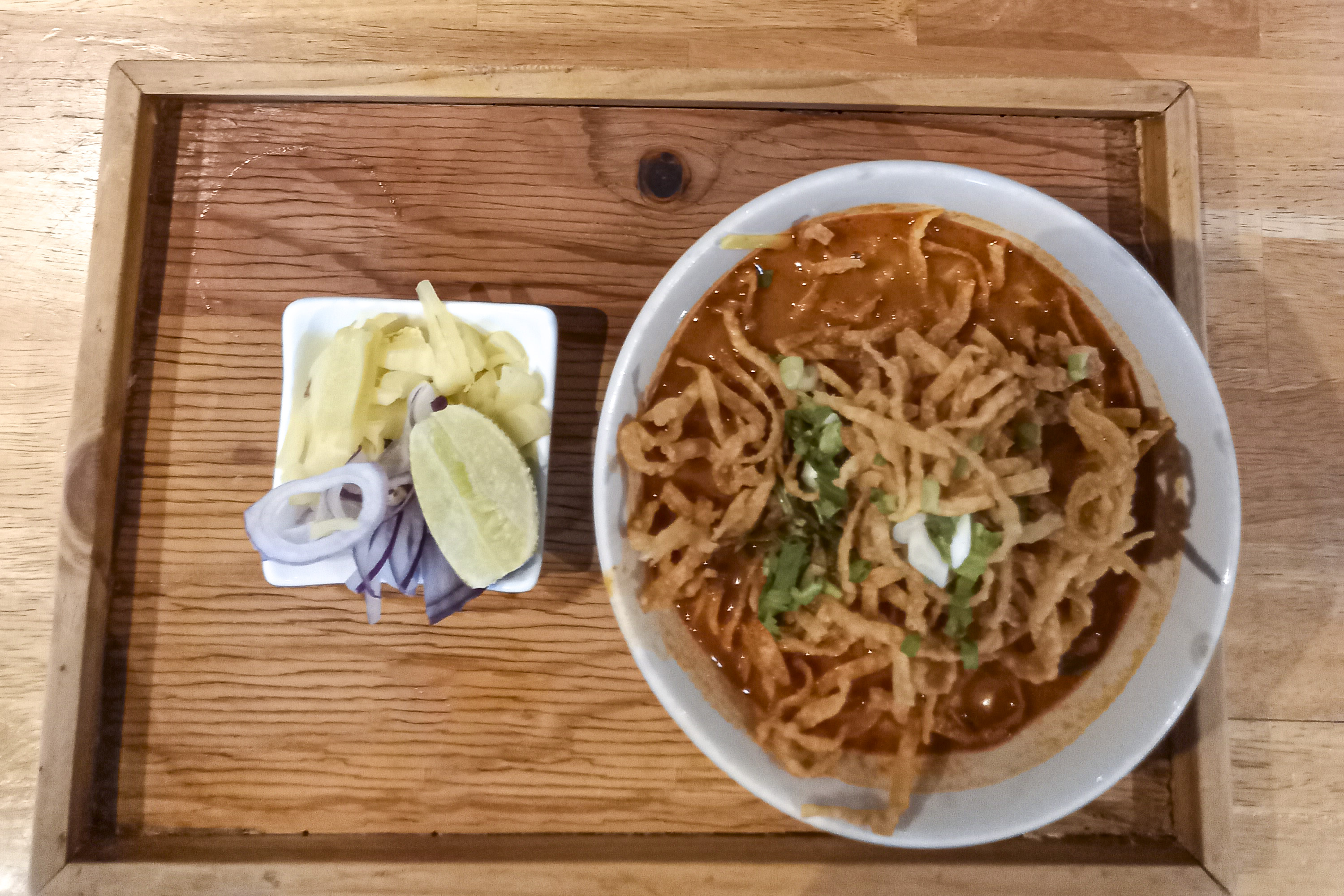 쟁반 위에 곁들임 반찬이 함께 제공된 카오 소이