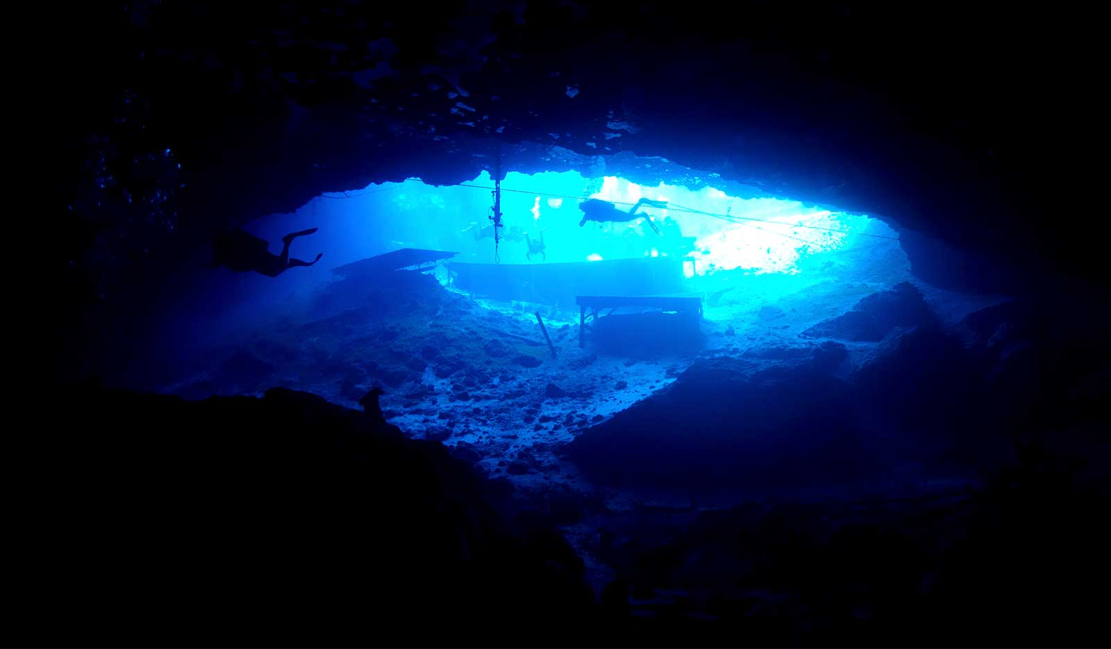 cavern = 크고 깊은 동굴