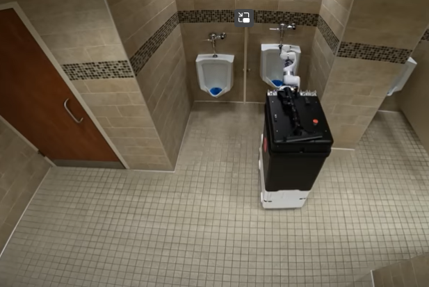 소매틱-somatic-화장실청소로봇-남성화장실-소변기-청소하는-장면
