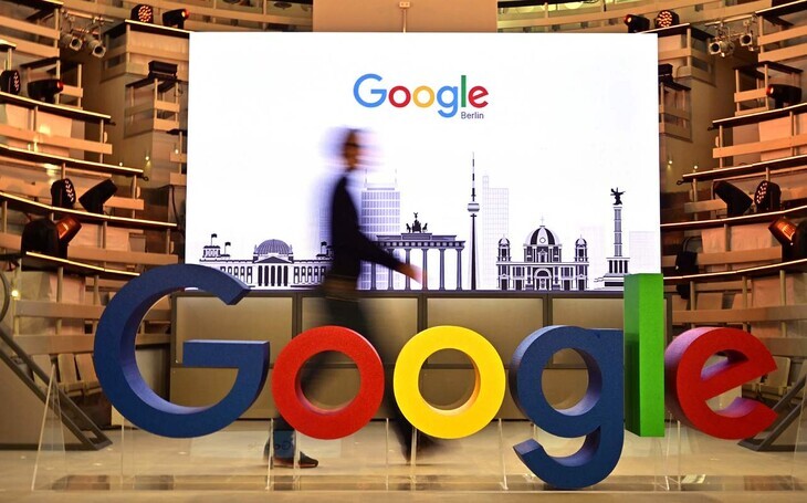구글의 베를린 사무소 앞에 설치된 구글 로고 사진