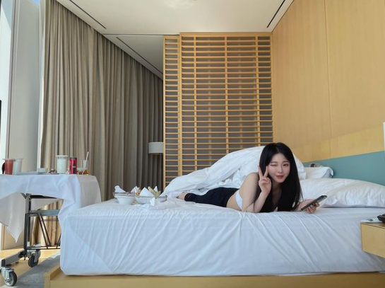 í•œì˜ˆìŠ¬ ë‚¨ìžì¹œêµ¬ ì—°ê·¹ë°°ìš° ë¥˜ì„±ìž¬ëŠ