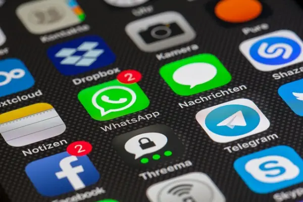 다양한 Mobile Apps 이 표시되고 있는 스마트폰 화면