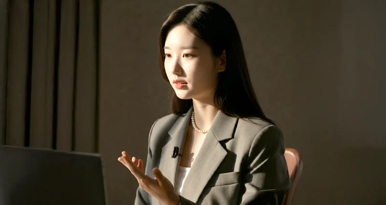 스토리텔링 연습을 하는 여성