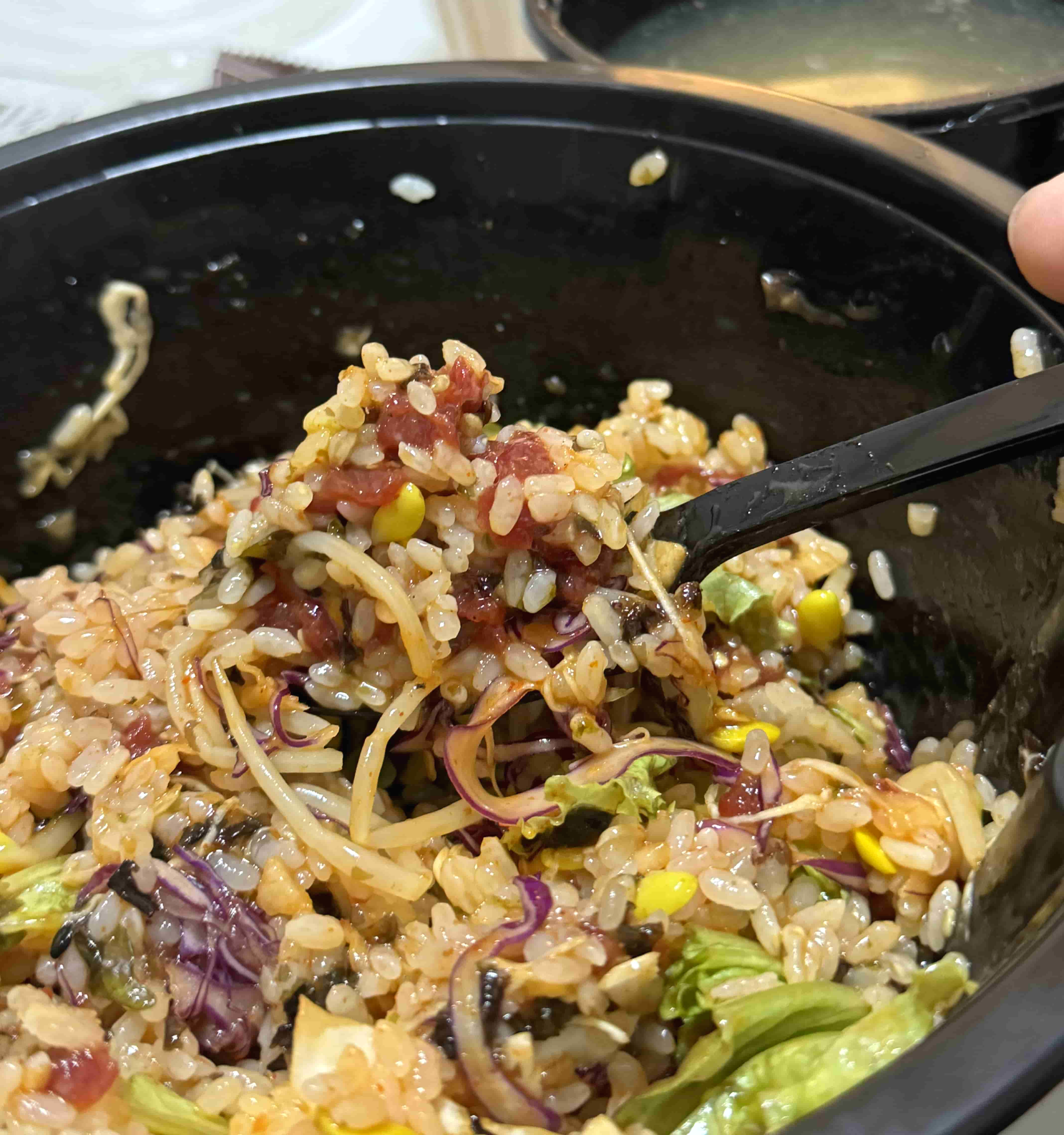 육회비빔밥 숟가락으로 먹는 사진