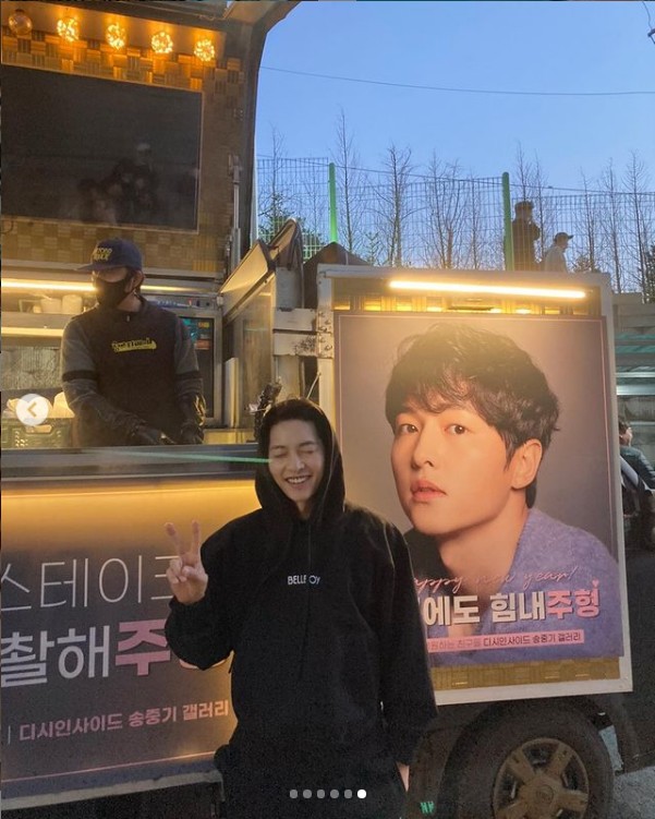  빈센조 송중기  인스타그램 커피차 앞에서 귀요미 표정