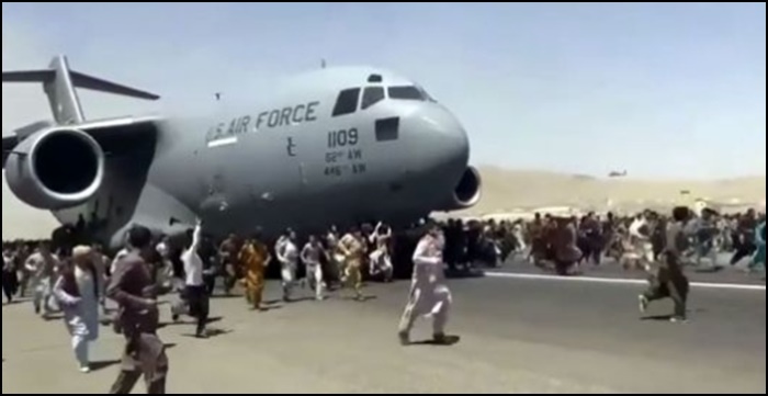 나라를-떠나려는-아프간-국민들의-모습