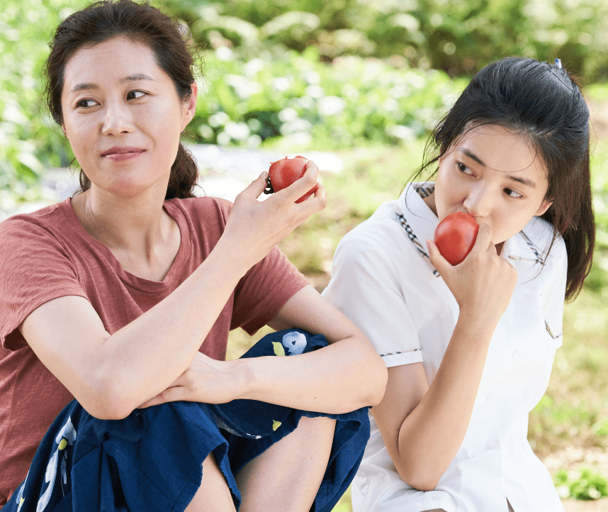 엄마-문소리와-딸-혜원이-같이-과일을-먹는-모습