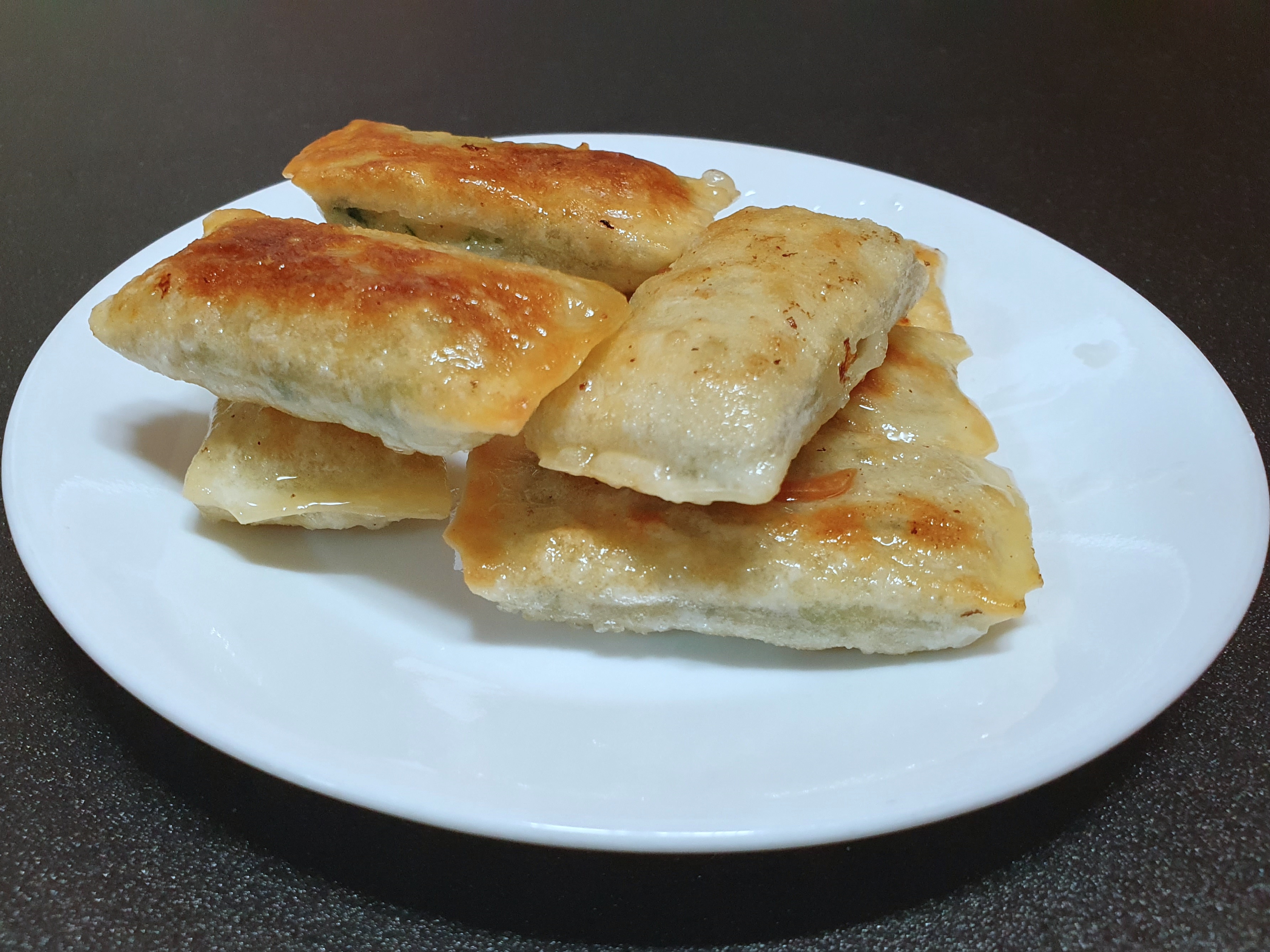 맛있게 구워진 잡채 군만두