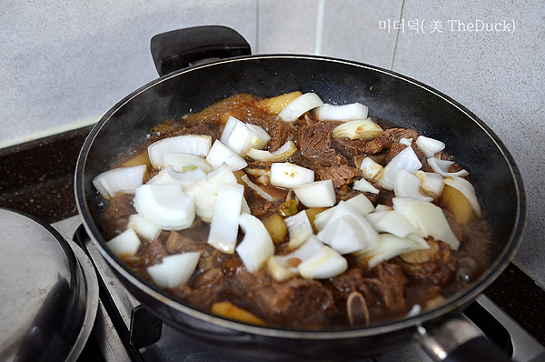 양파를 넣어 단맛을 내어줍니다. 