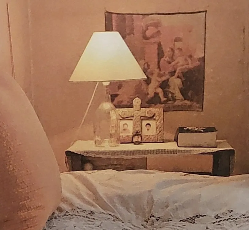 유럽풍침실-무드등-레이스달린쿠션-장식달린액자-폭신한침대-따뜻한그림