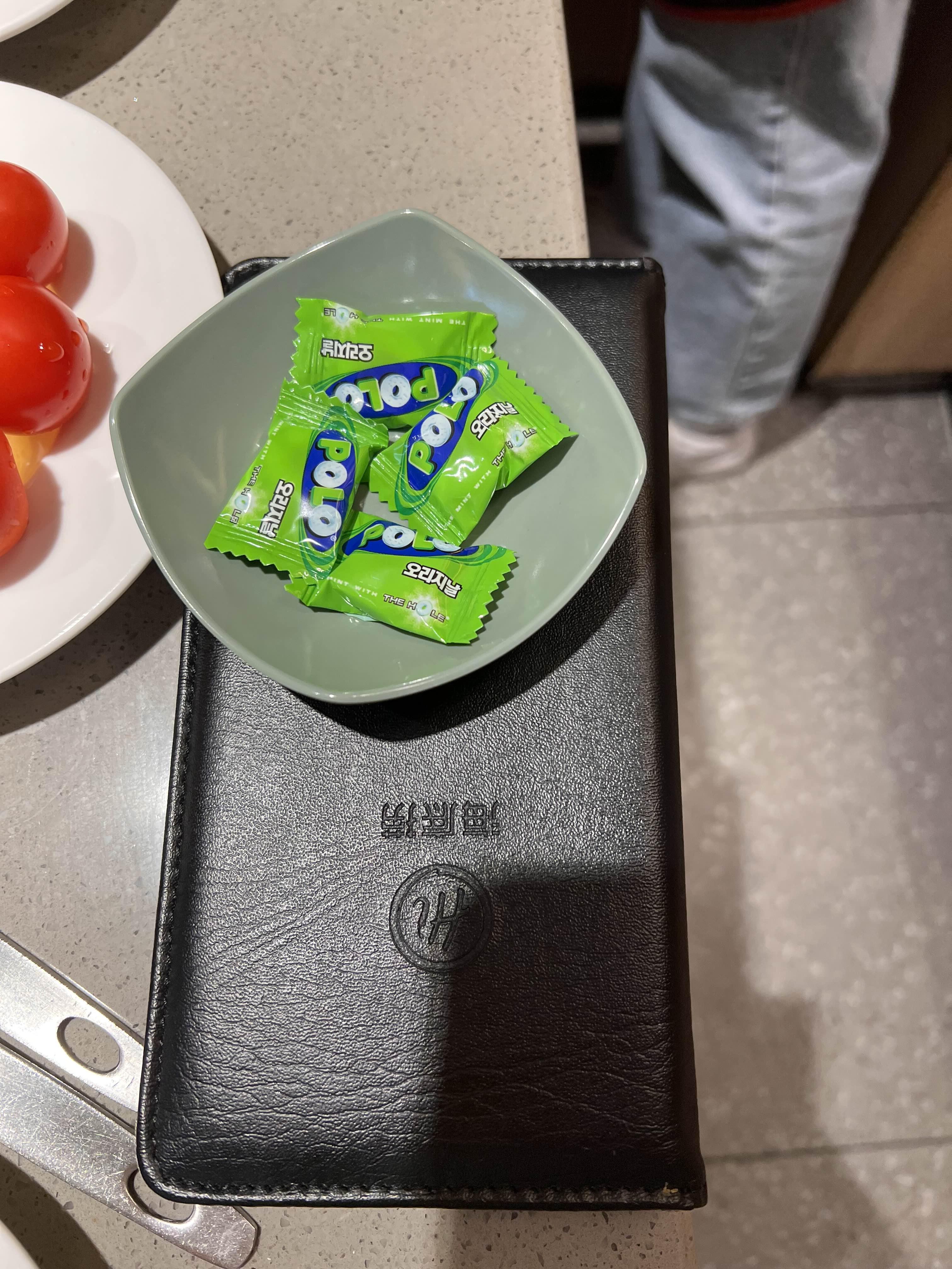 직원분이 주셨던 사탕
