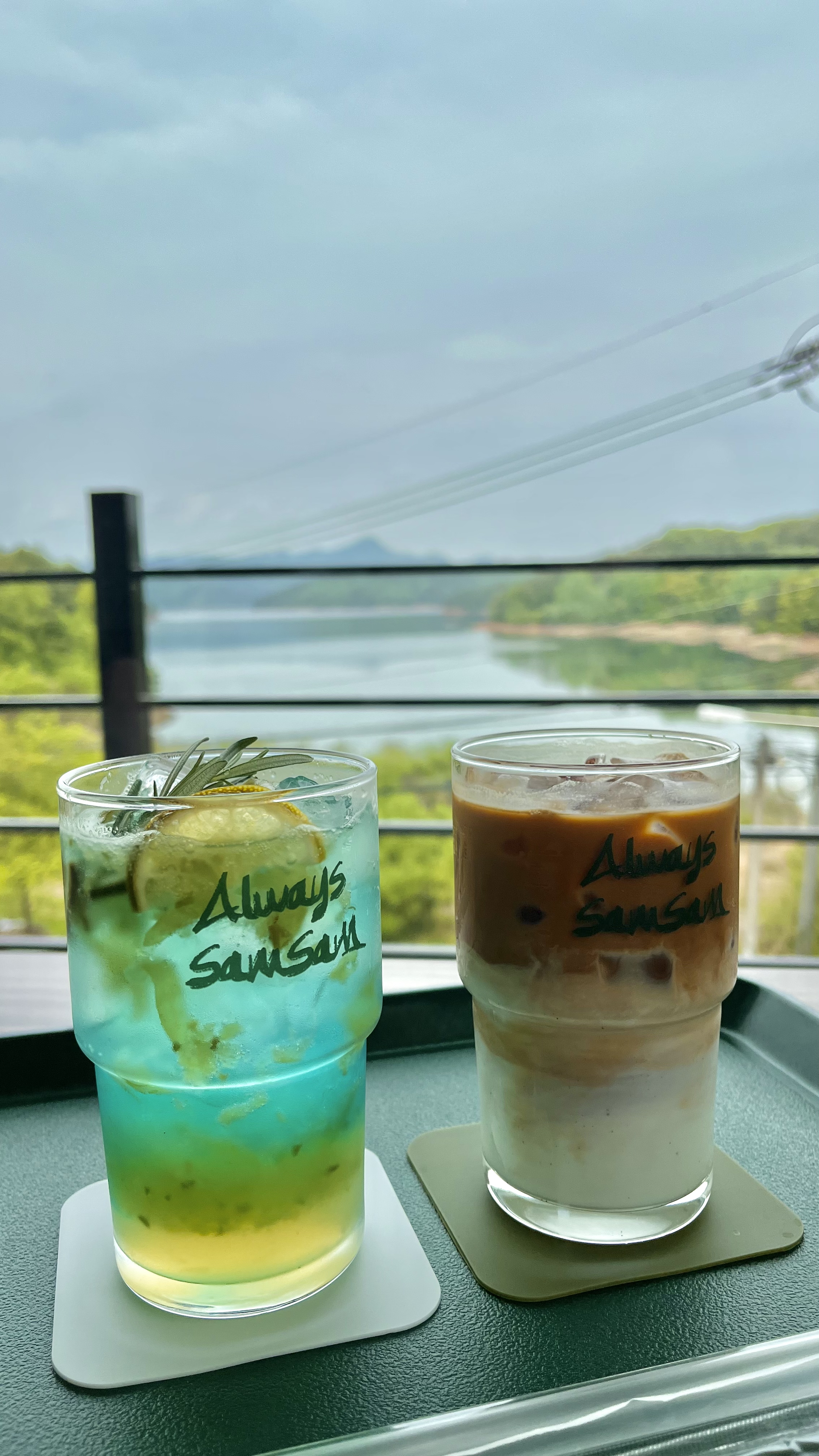  청주 외곽 대청호 삼삼카페 뷰가예뻐요