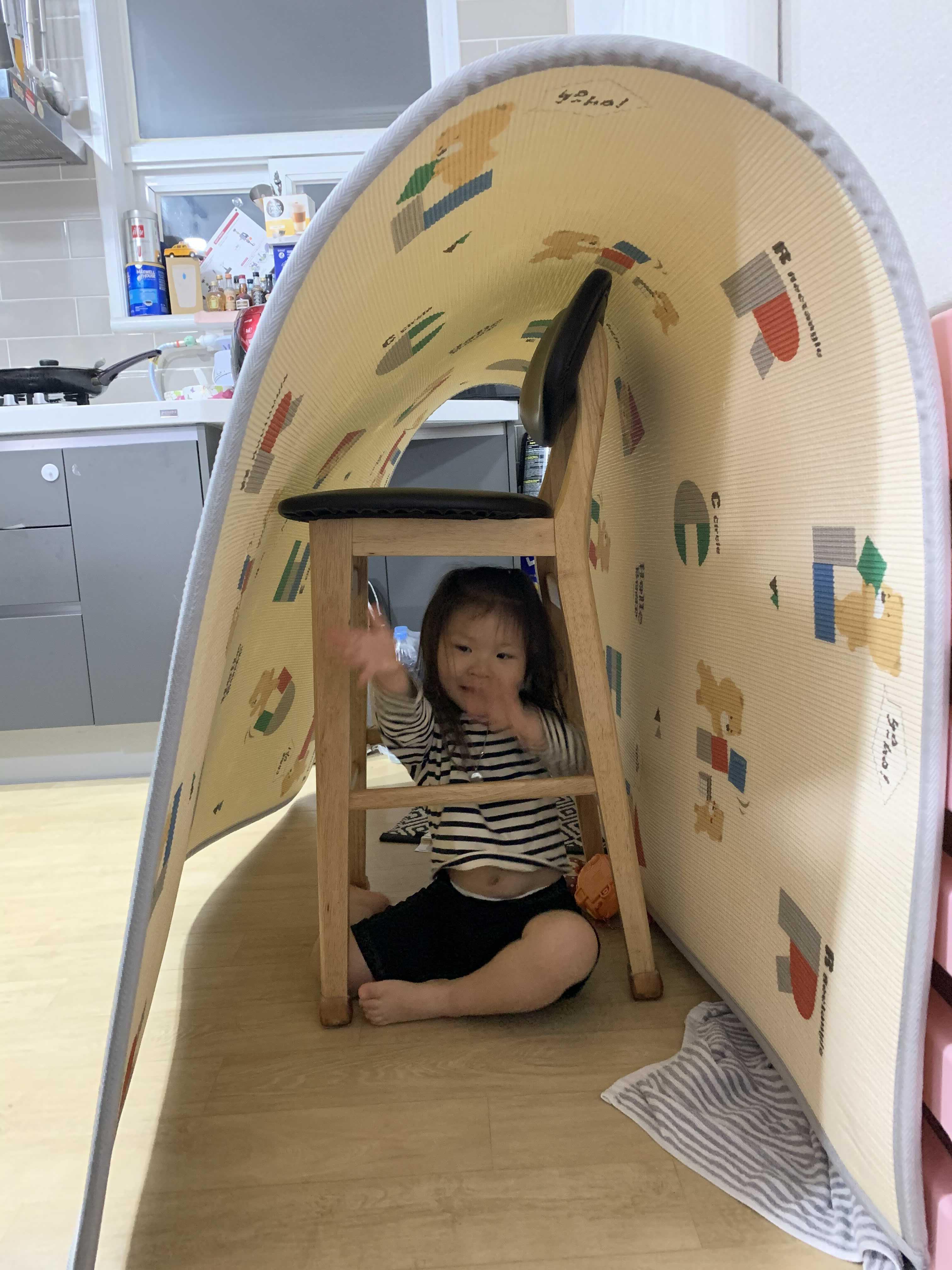  우리딸이 가는 곳이 어디든 놀이터, 유아매트가 간이텐트로 변신! 콩콩이 카메라와 함께 실내캠핑 즐기기