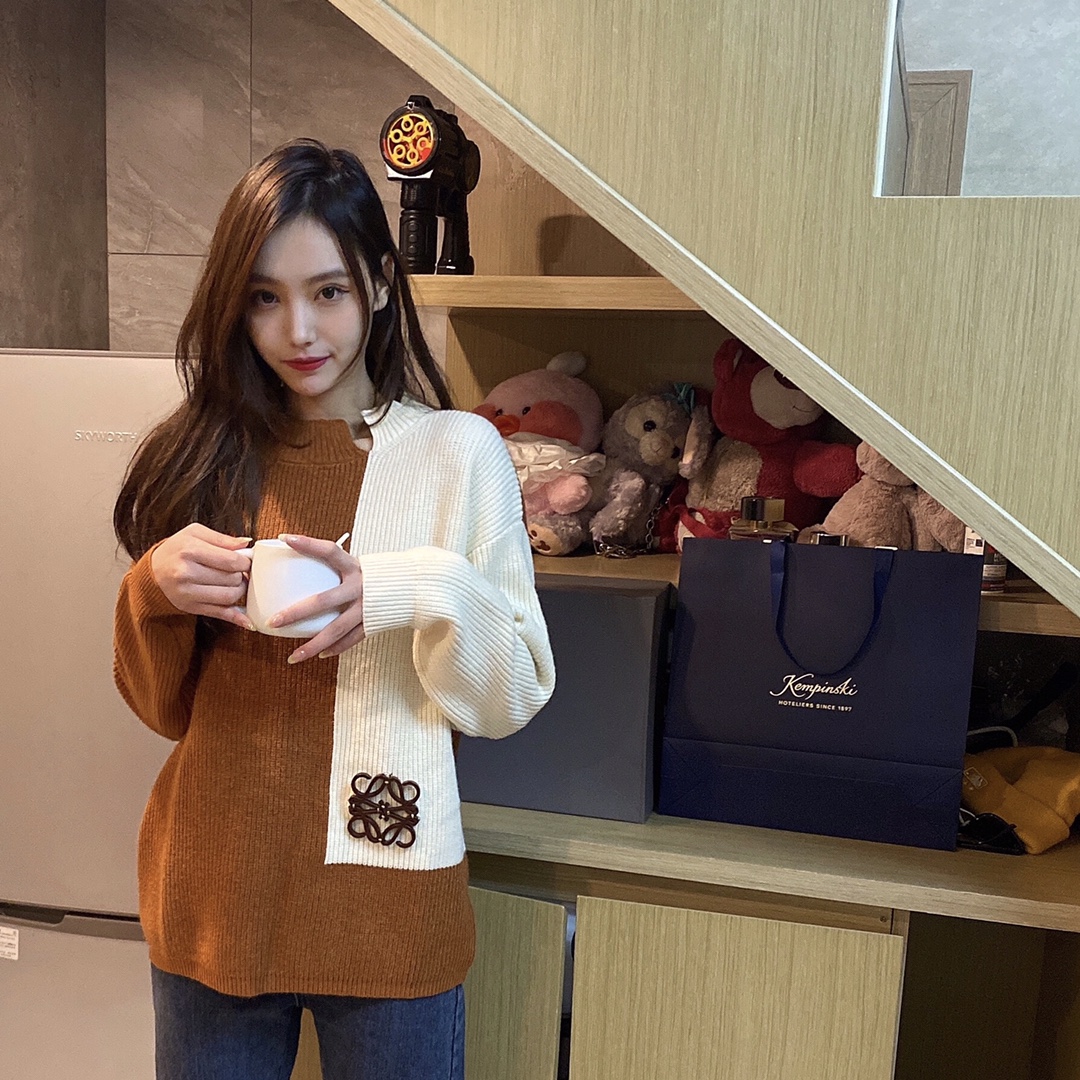  [LOEWE] 로에베 넥 컷팅 멀티 컬러 니트 스웨터