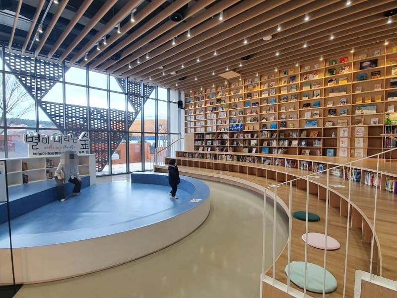 도서관1층 대형책장