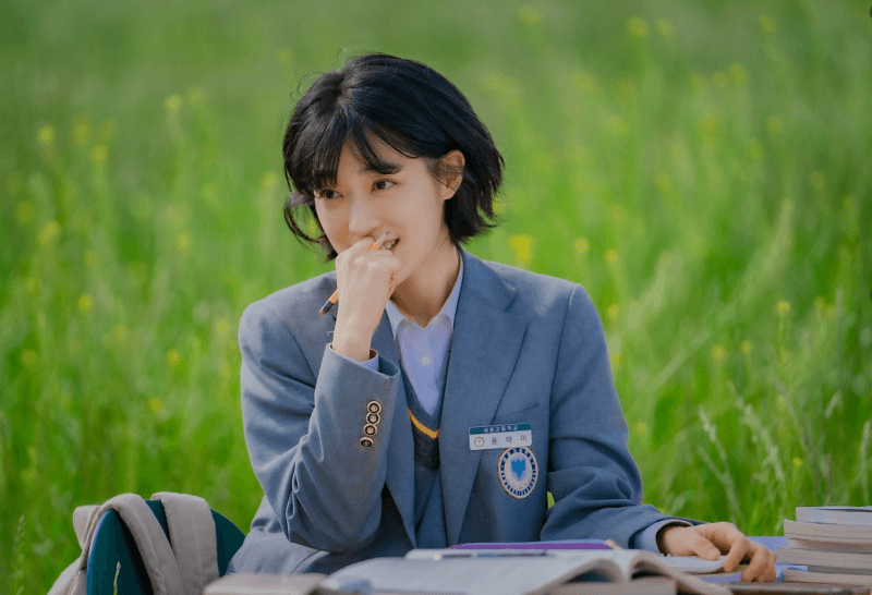 안나라수마나라의 윤아이를 연기한 최성은이 꽃밭에서 찍은 사진