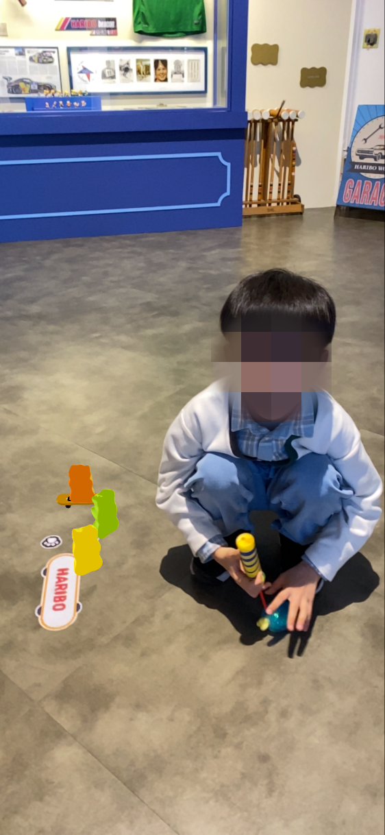 앱을 설치하면 밑창 모양이 있는 곳에 하리보 젤리가 AR로 등장합니다.