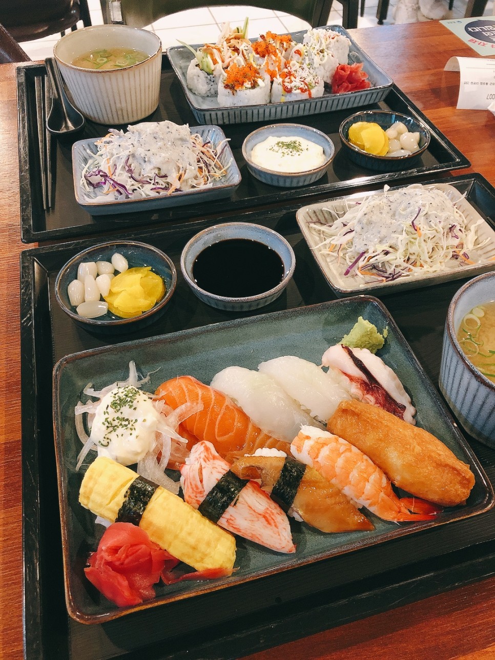 명동 푸드코트에는 홍성내포 맛집, 초밥집, 북촌손만두가 동시에 있다. 11