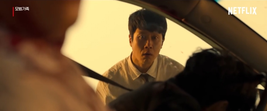 뒤에서 친 차에서 두 사람이 죽어있음