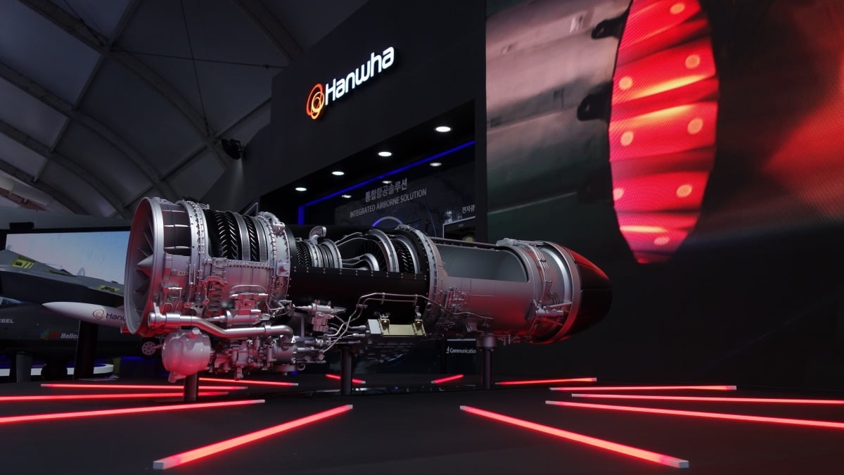 한화에어로스페이스가 ADEX 2023에서 KF21 심장인 F414 엔진을 공개했다.