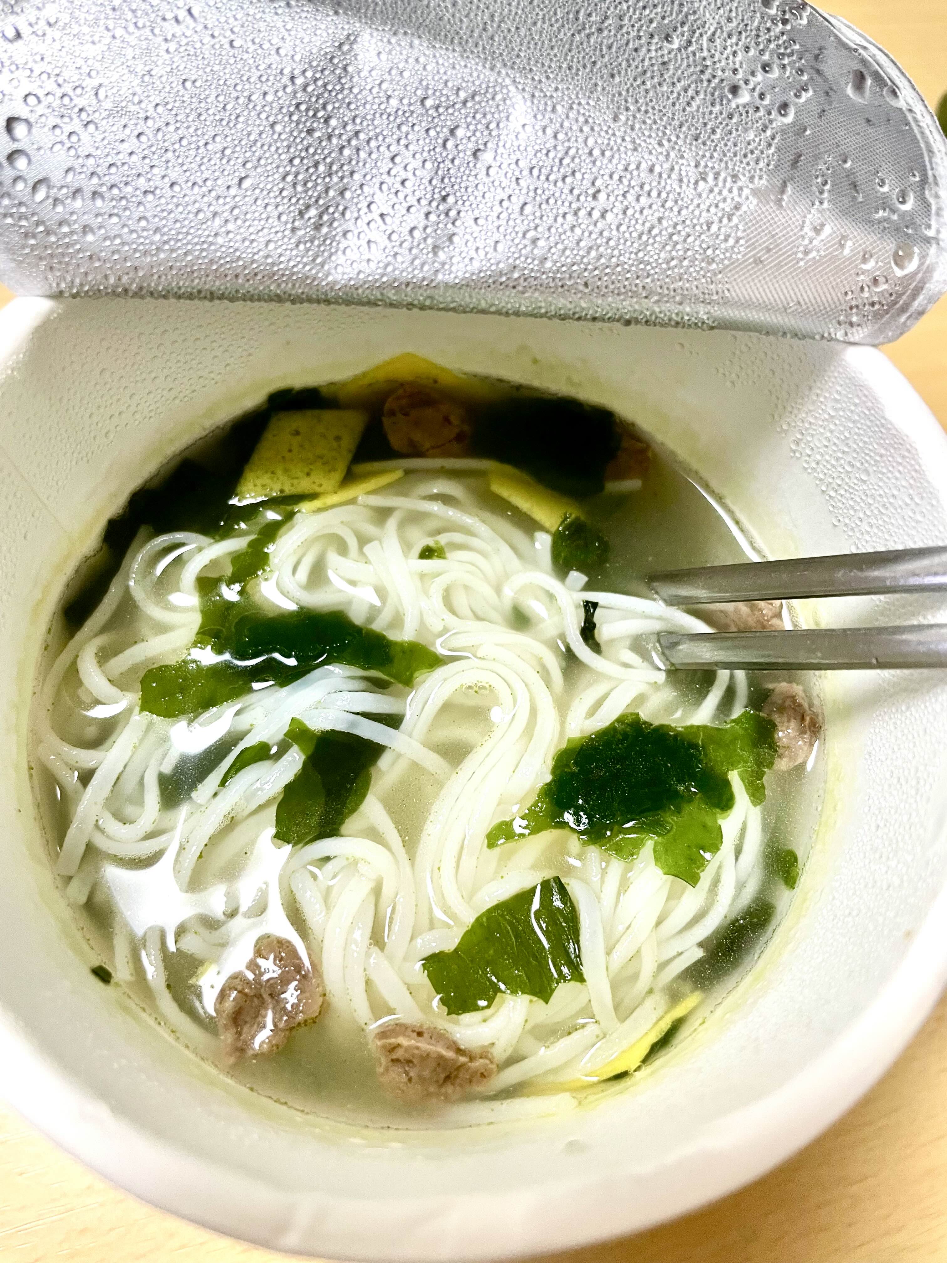 후루룩 쌀국수 미역국 저어서 먹기
