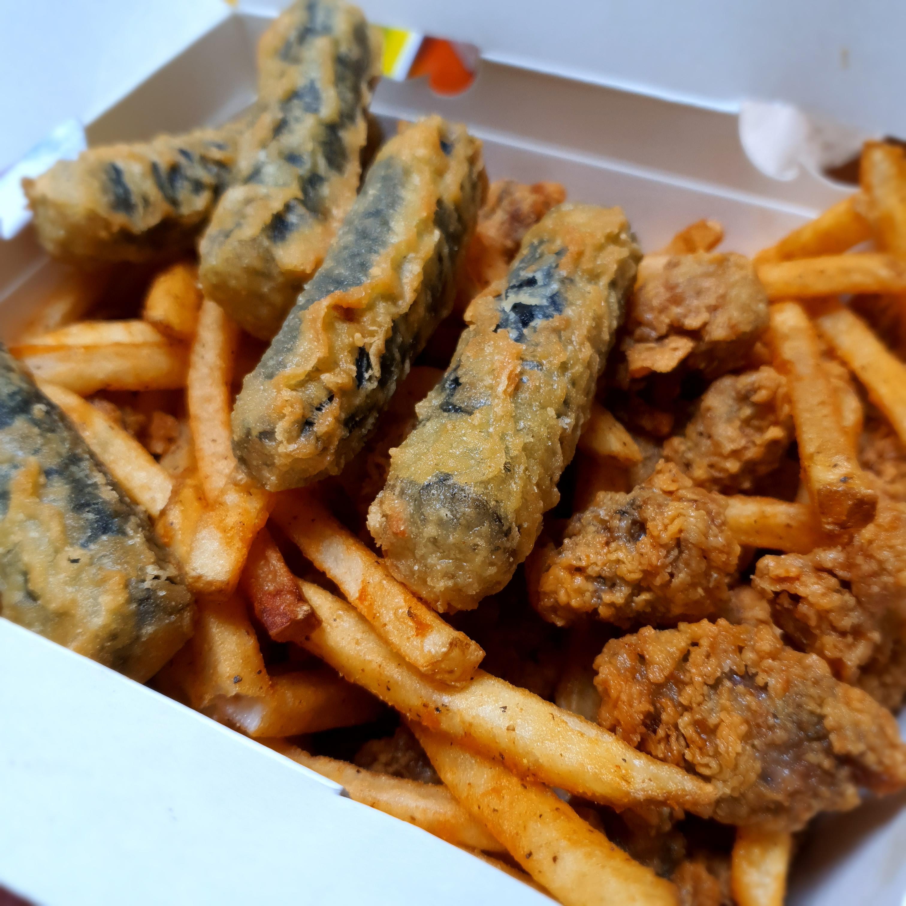  닭똥집튀김과 떡볶이 그리고 맥주