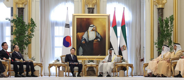 아부다비 대통령궁에서 무함마드 빈 자예드 알 나흐얀 UAE 대통령과 한-UAE 확대회담