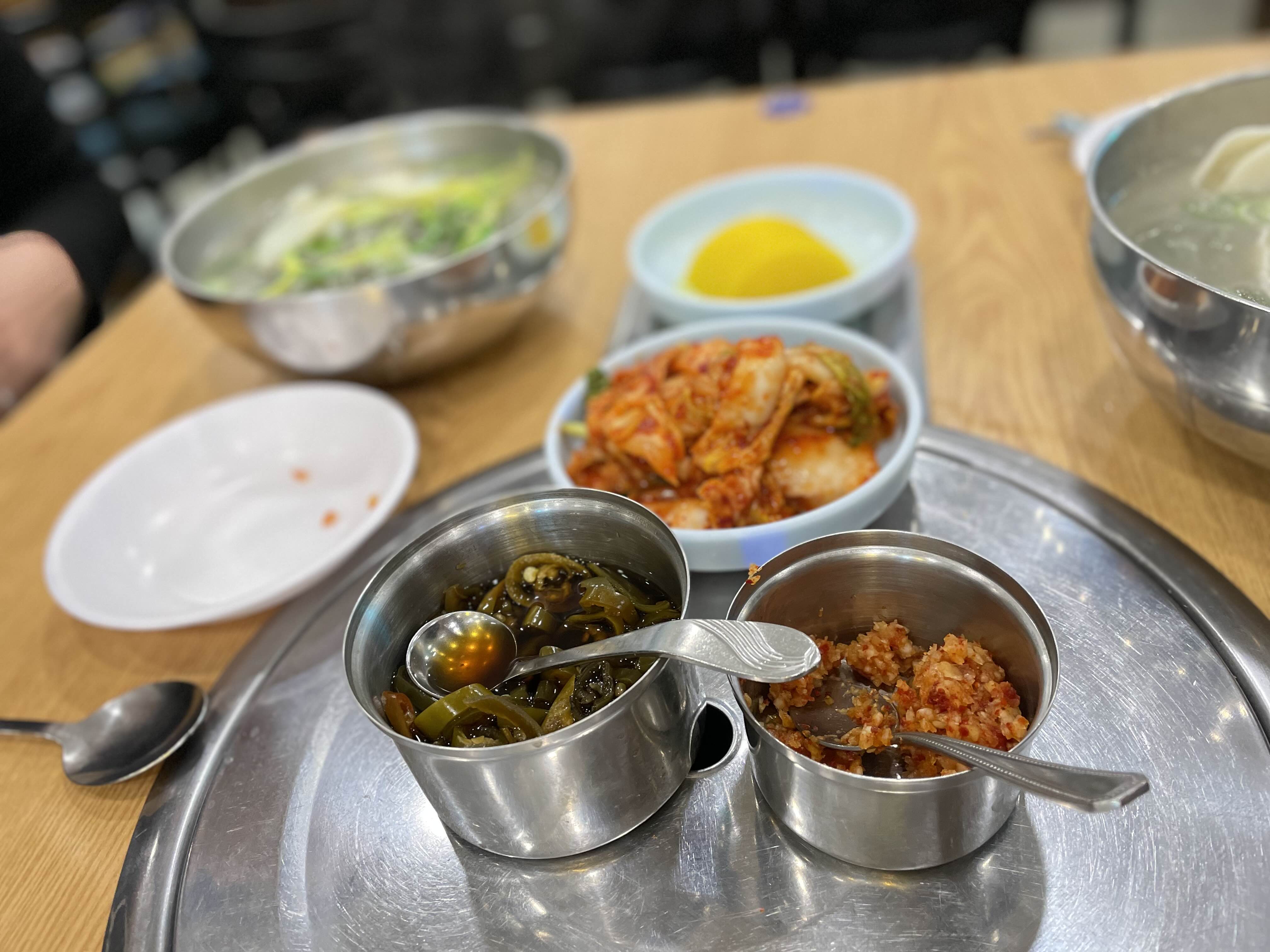 을지칼국수 고추장아찌와 양념마늘