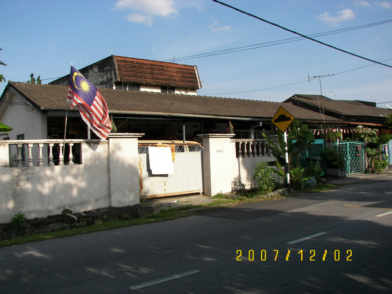 말레이시아-국기와-주택