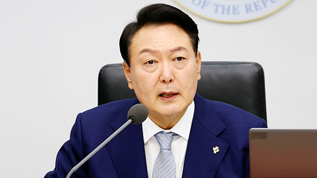  [단독] '尹 친척 동생' 대통령실 근무..'비선 수행' 이어 '친인척 채용' 논란