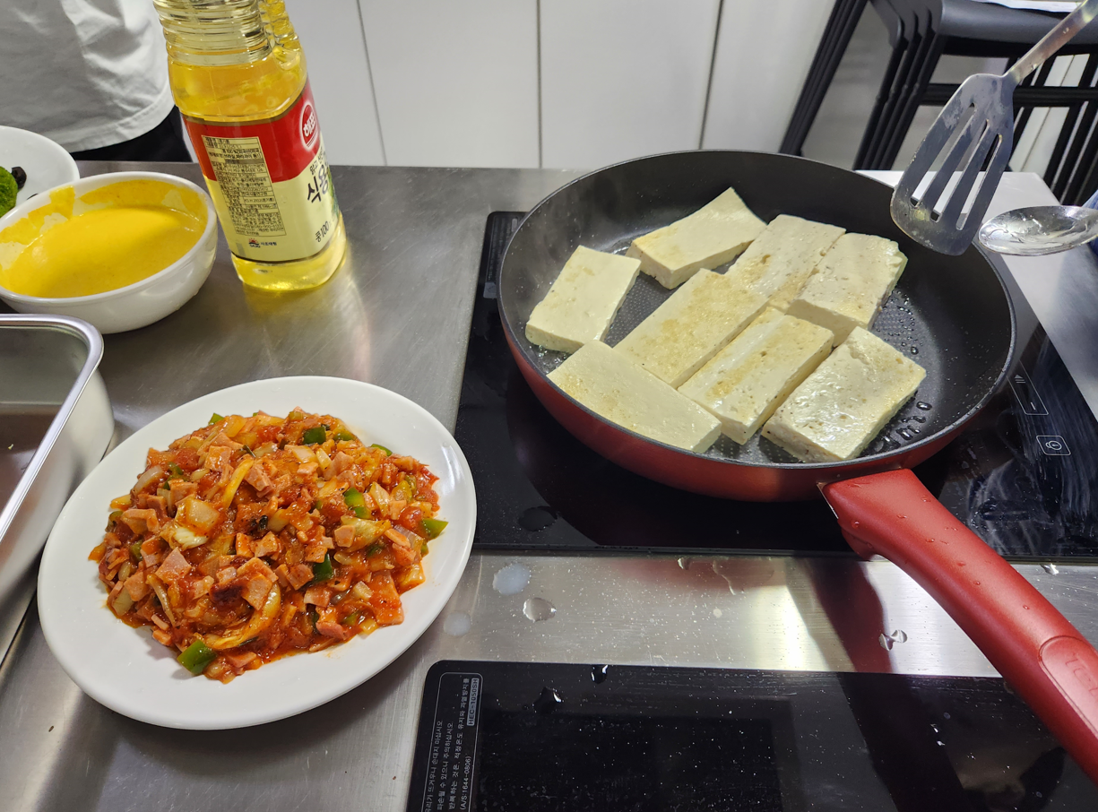 두부김치 미니피자와 새우 브로콜리 샐러드