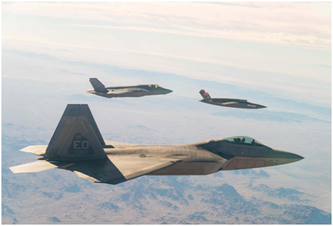 F-22 및 F-35와 같이 비행하는 XQ-58 (2)