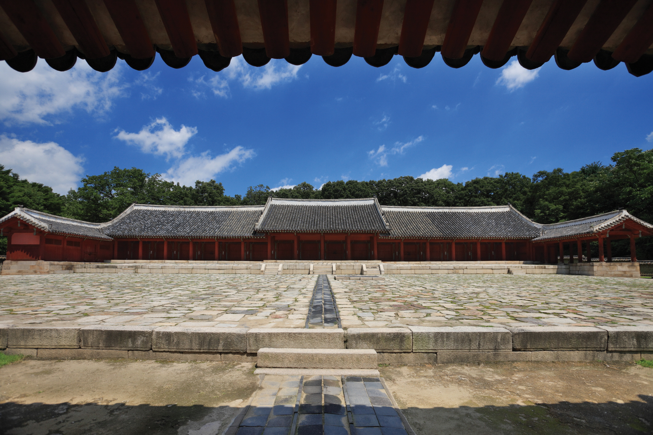 조선시대 종묘의 영녕전을 정면에서 찍은 전경사진