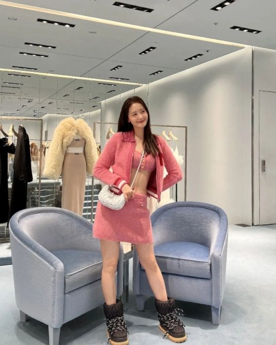  윤아, 섹시하고 사랑스러운 핑크 투피스에 브라톱 공개...네티즌들 "아름다움 그 자체"