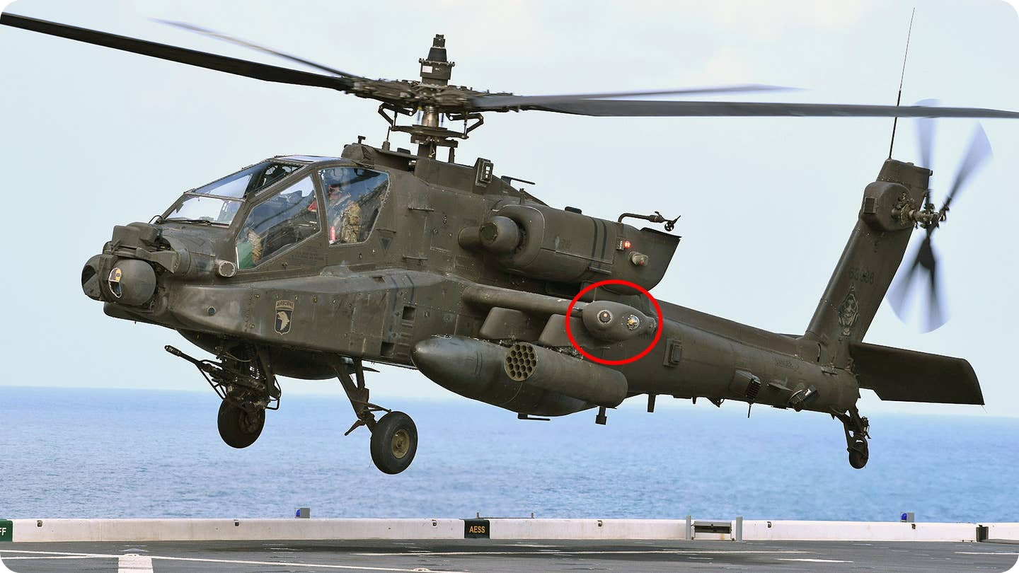 CIRCM을 장착하고 있는 AH-64E 아파치 헬리콥터